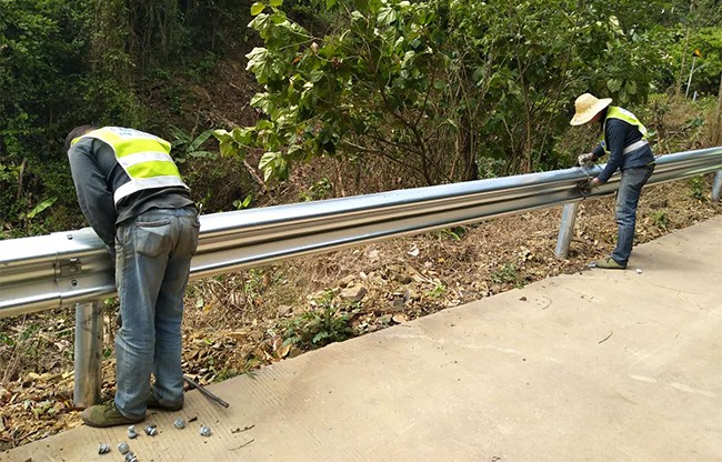 绵阳高速公路护栏的定期维护与保养